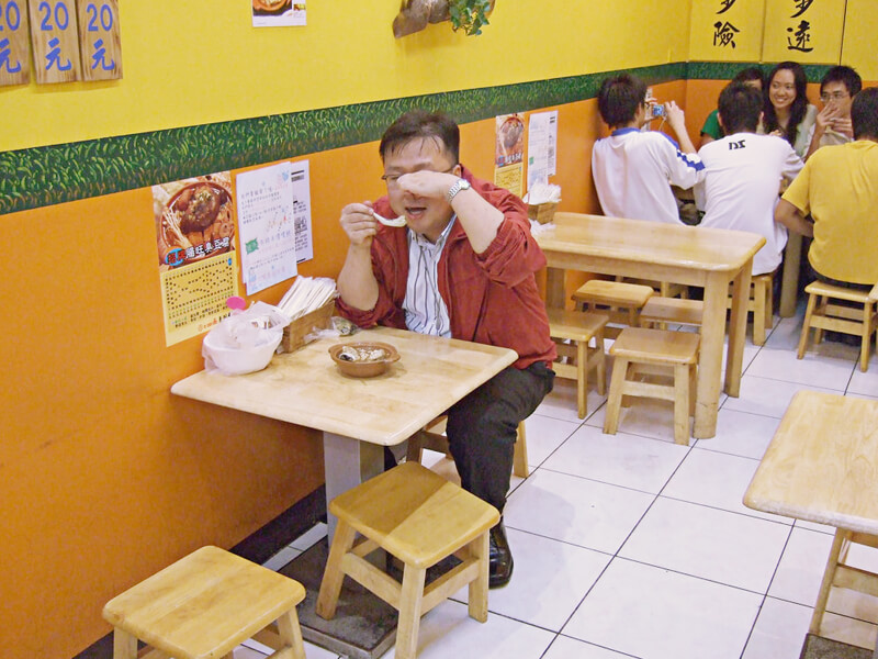 鼻をつまんで食べる光景
