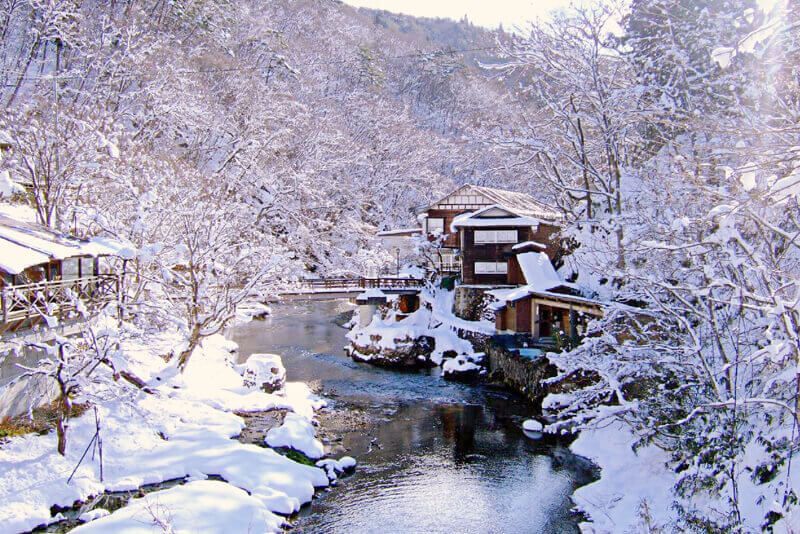 雪に包まれる温泉宿