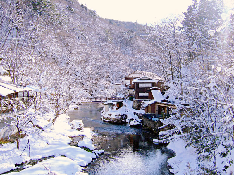 雪に包まれる温泉宿
