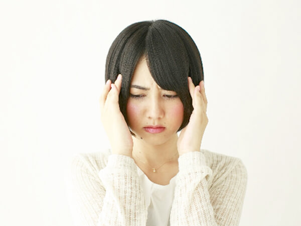 どうしよう…と頭を抱える女性