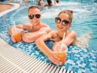 プールぎわのカップル