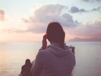 女性がパーカーを着用している写真