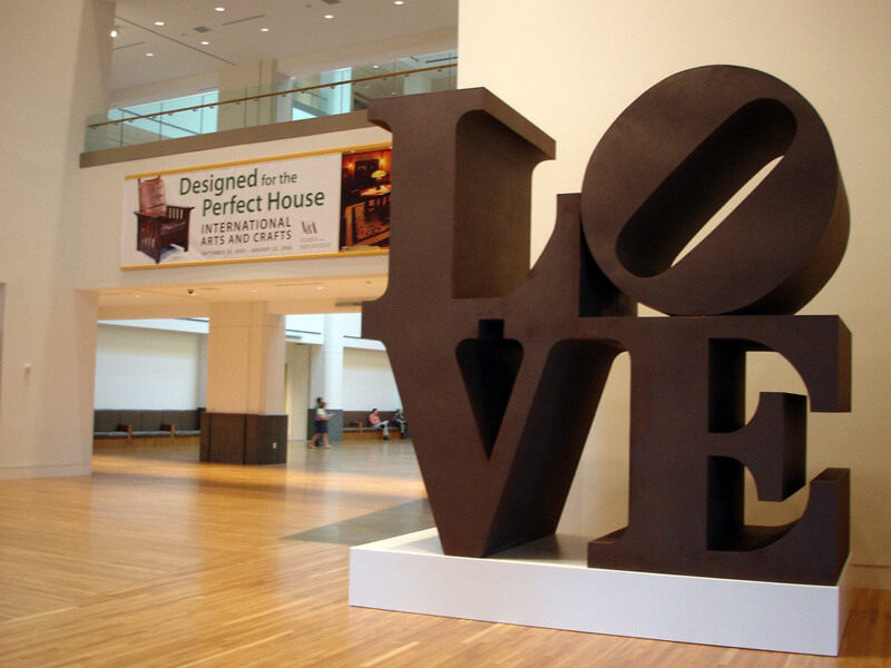 美術館に展示されるLOVE