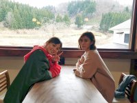 冬の新潟|左から川口春奈と岡本あずさ ©TBS