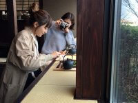 タビフク。新潟|左から川口春奈と岡本あずさ ©TBS