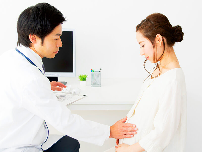 医師の診断を受ける妊婦