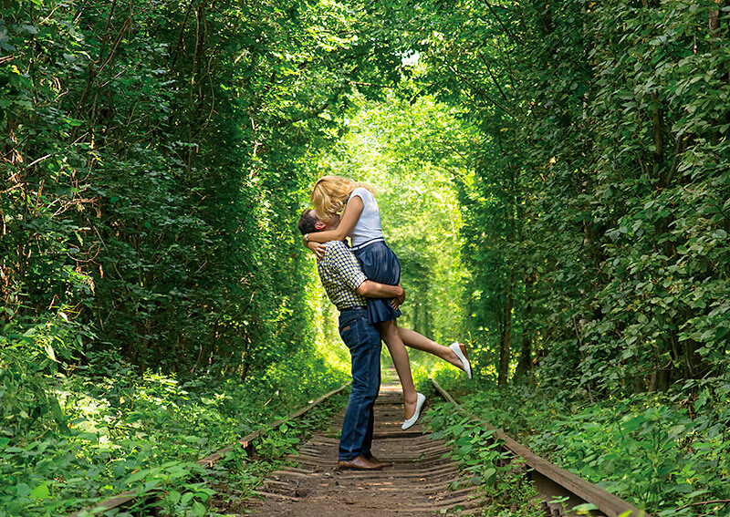 愛のトンネルで抱き合うカップル