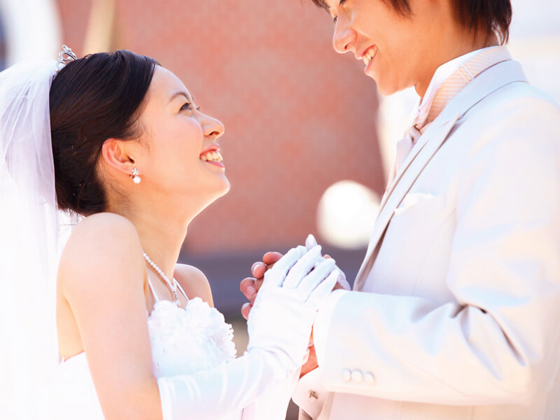 結婚式を挙げるカップル