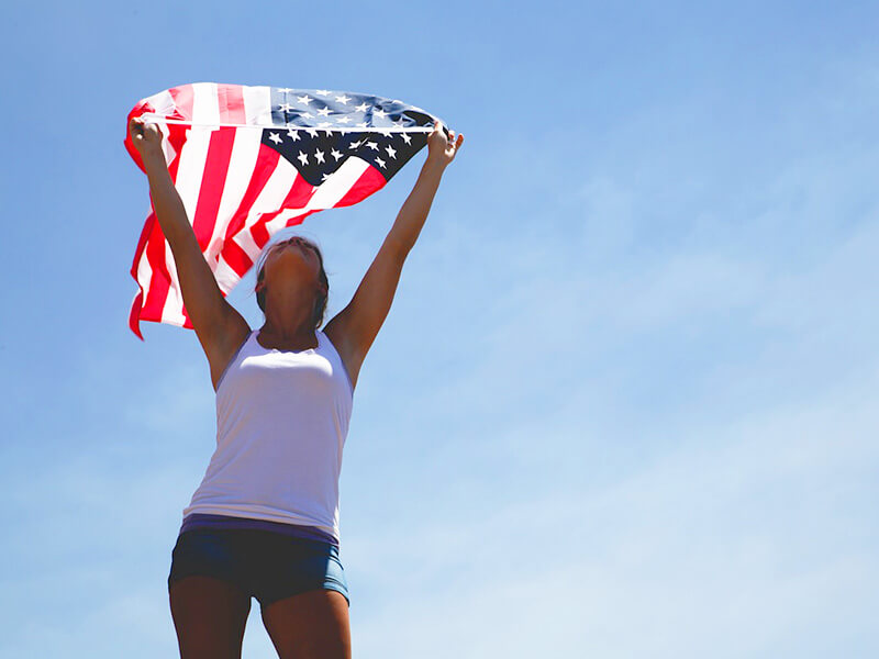 アメリカ国旗と女性