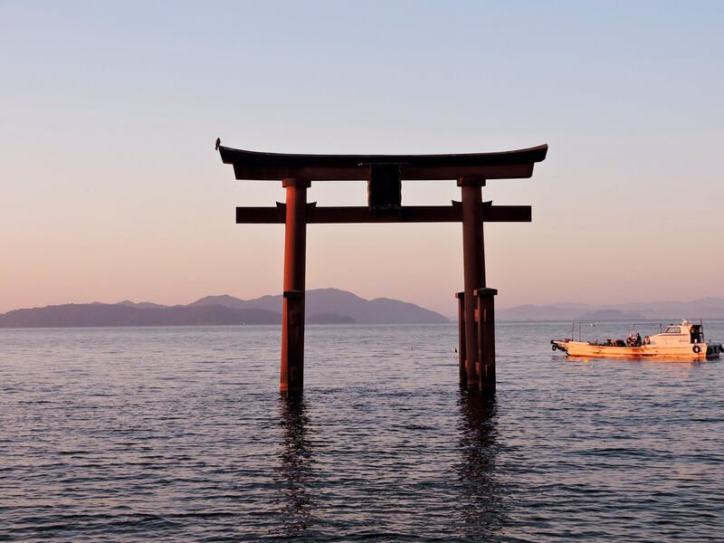 湖中の鳥居