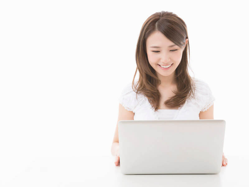 ネットでレビューをチェックしている女性
