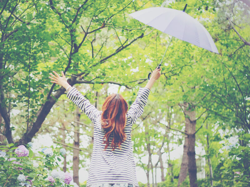 雨でも傘をさして元気におでかけする女の子
