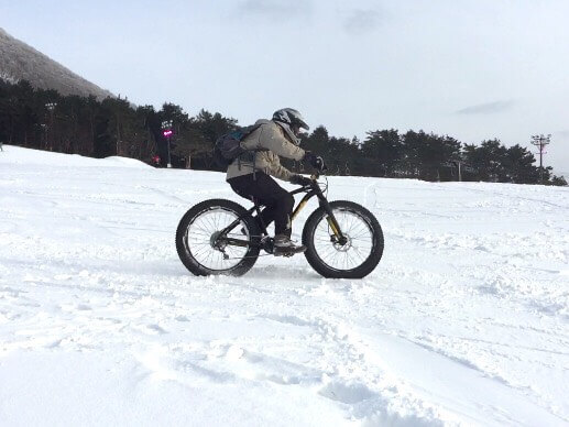 雪原を駆けるファットバイク