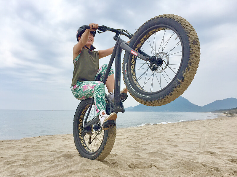 ファットバイクでウイリー