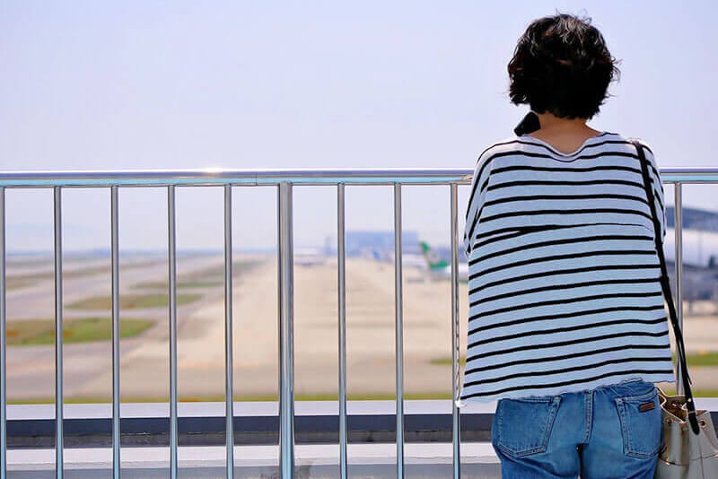 空港にいる女性