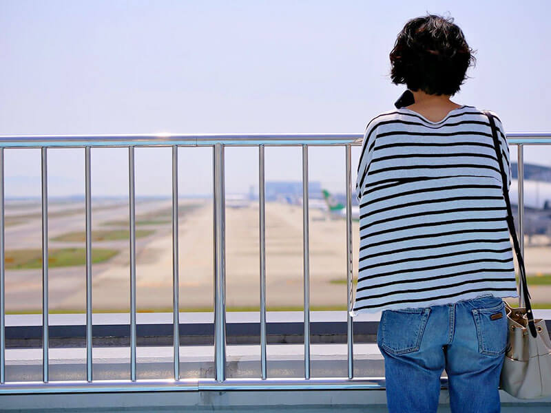 空港にいる女性