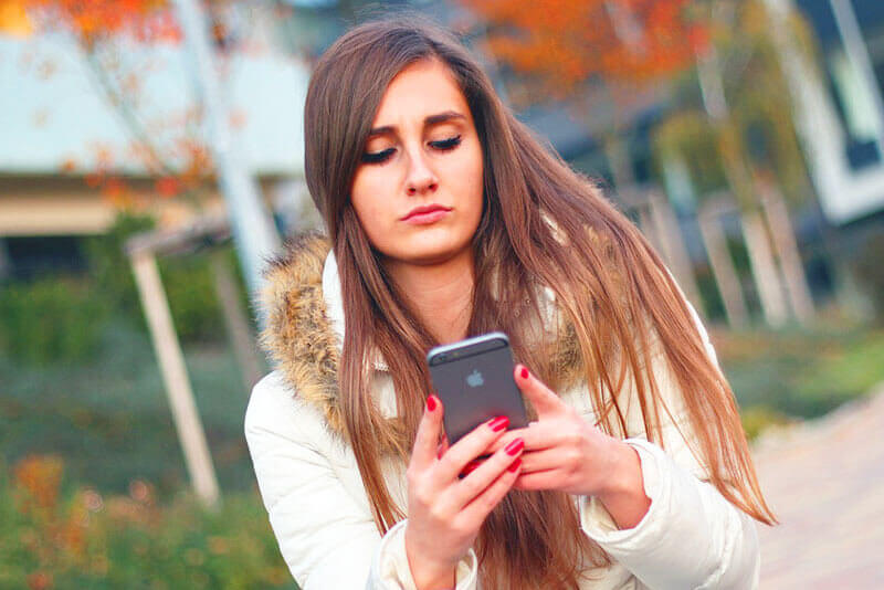 スマホを操作する女性