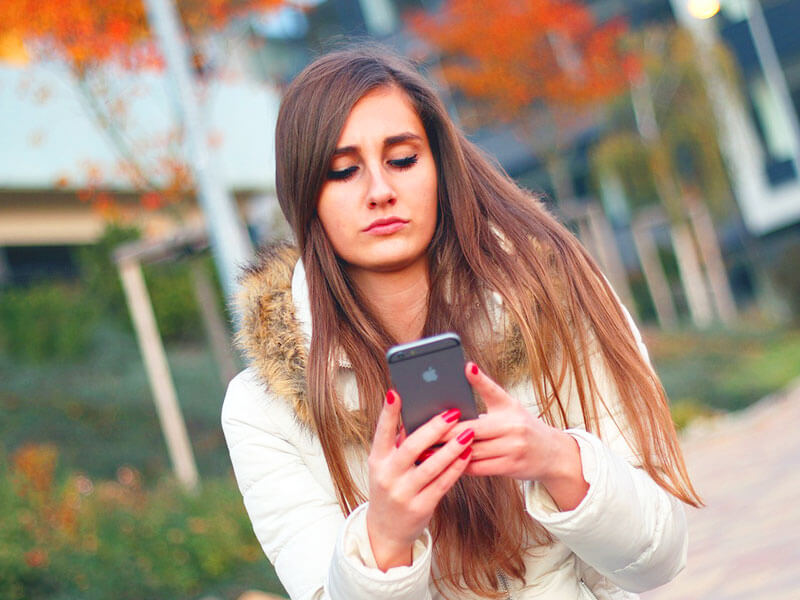スマホを操作する女性