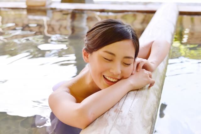 露天風呂でくつろぐ女性