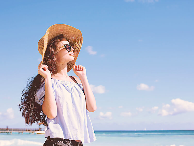 ハワイ旅行を楽しむ女性