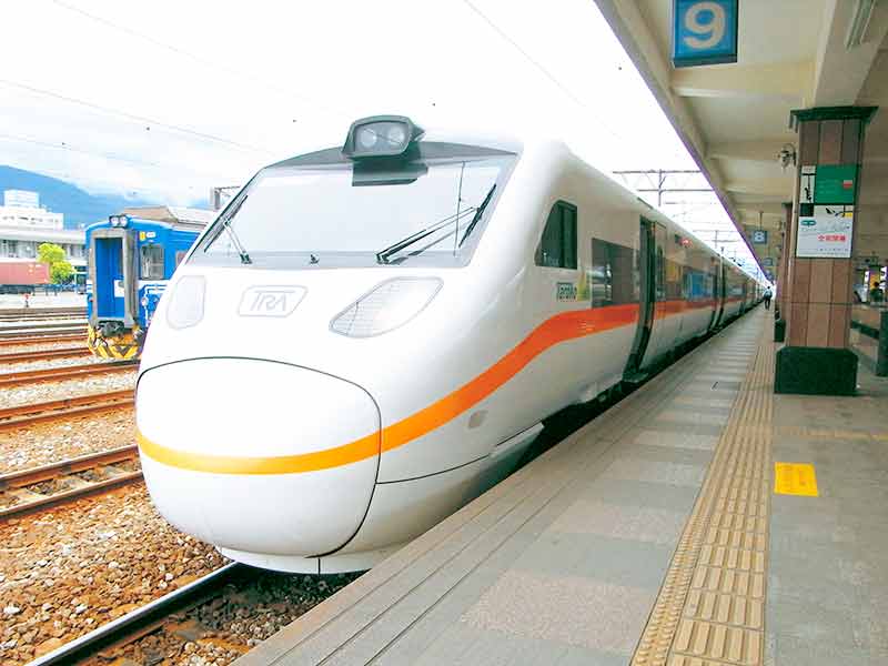 花蓮駅と特急電車