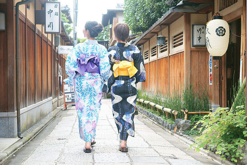 浴衣で京都観光する若い女性