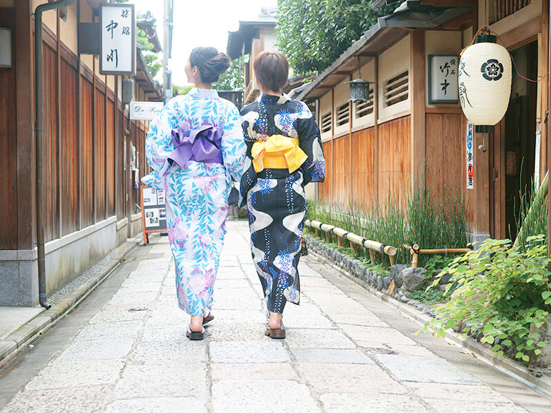 浴衣で京都観光する若い女性