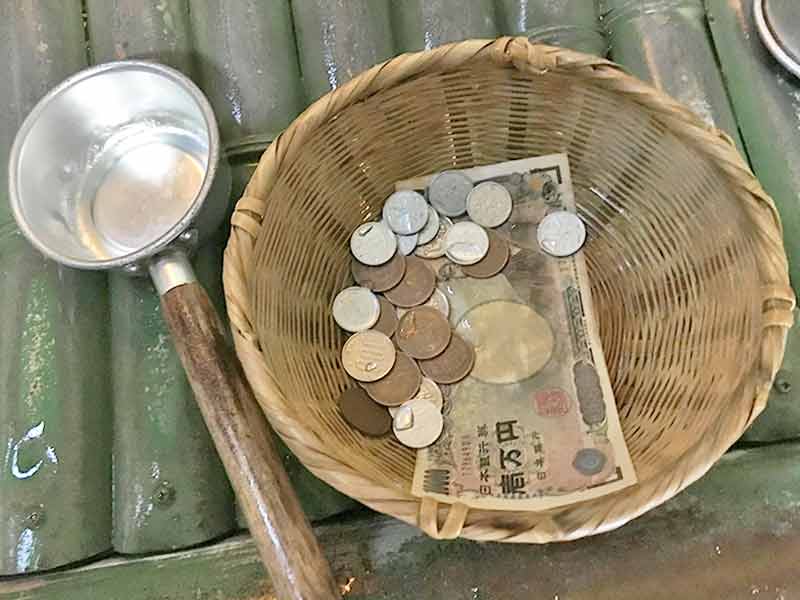 お金を洗うざると尺