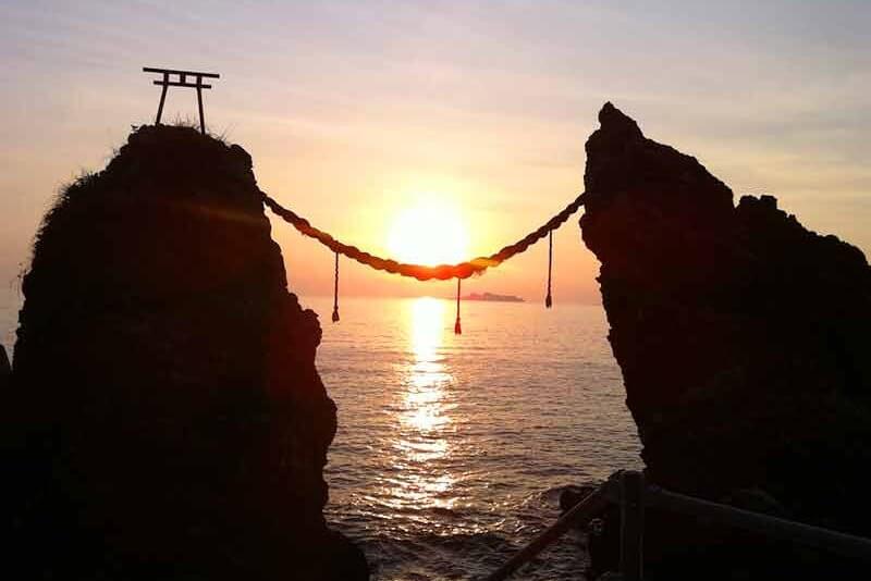 夫婦岩 野母崎 奥に軍艦島