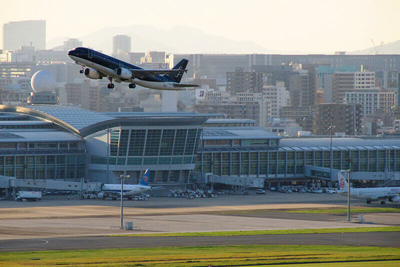 空港から飛び立つスターフライヤー