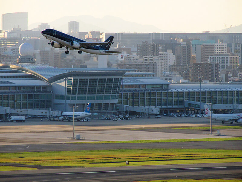 空港から飛び立つスターフライヤー