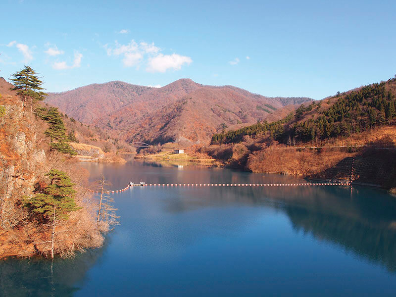紅葉の奥四万湖