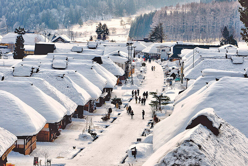 雪の大内宿