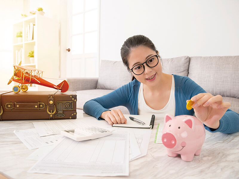 旅行資金を貯める女性