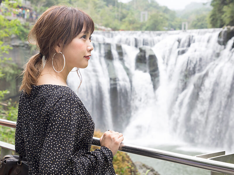 十分瀑布を臨む人気モデルの田中里奈さん