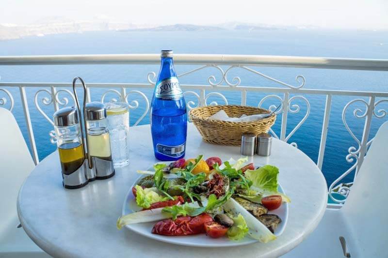 サントリーニ島でいただくギリシャ料理