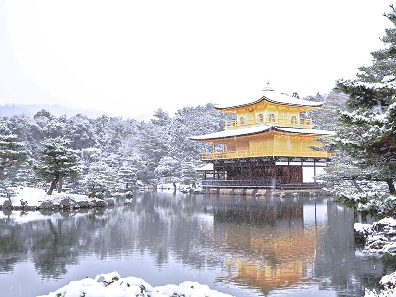雪景色の金閣寺