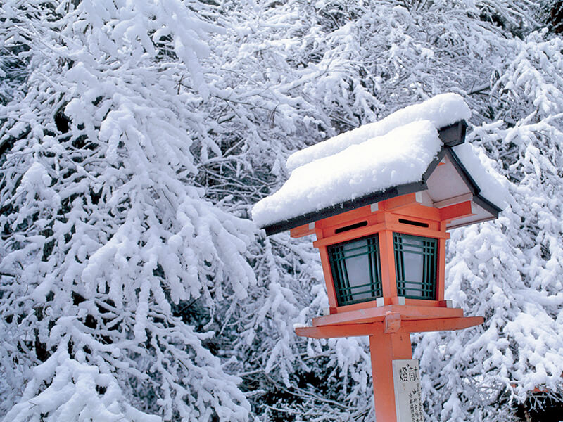 雪積もる鞍馬寺の灯篭