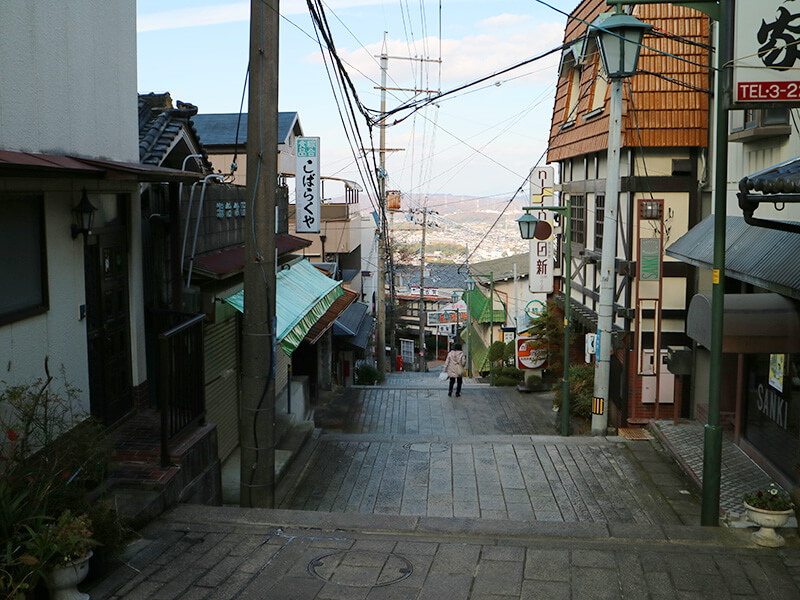 宝山寺前