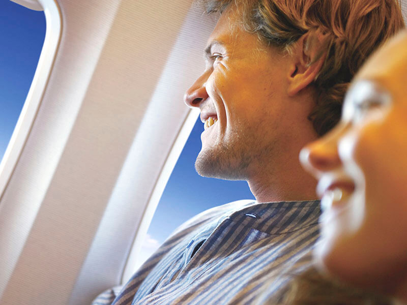 新婚旅行に向かうカップルのイメージ