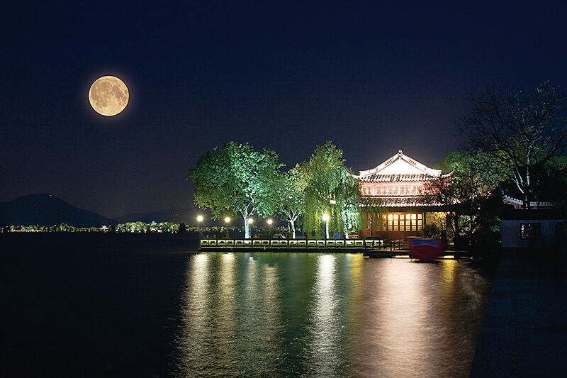 月夜の西湖