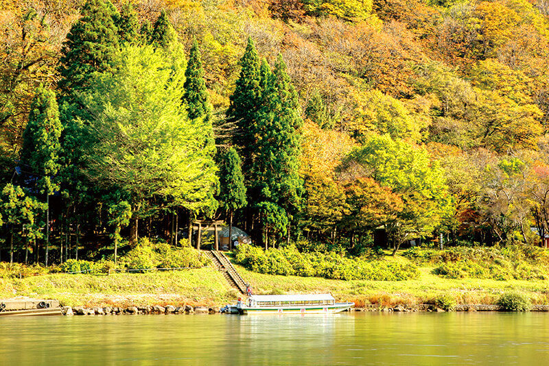 紅葉の最上川舟下り