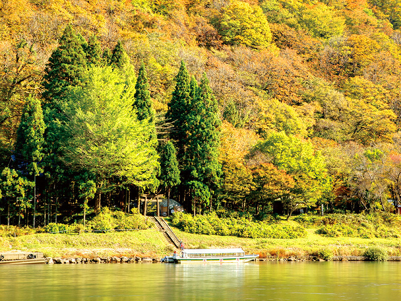 紅葉の最上川舟下り