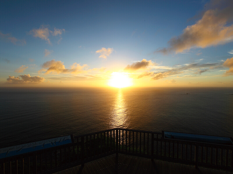 父島・ウェザーステーションの夕日