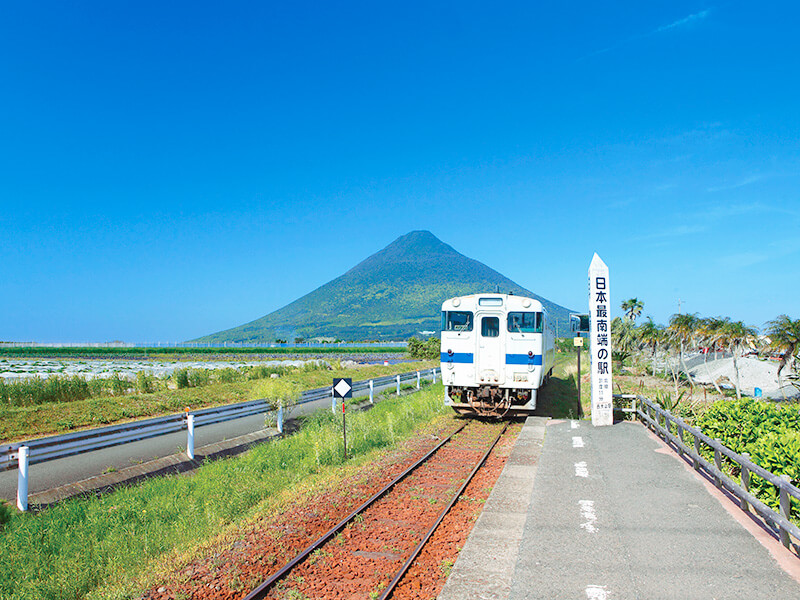 西大山駅と開聞岳