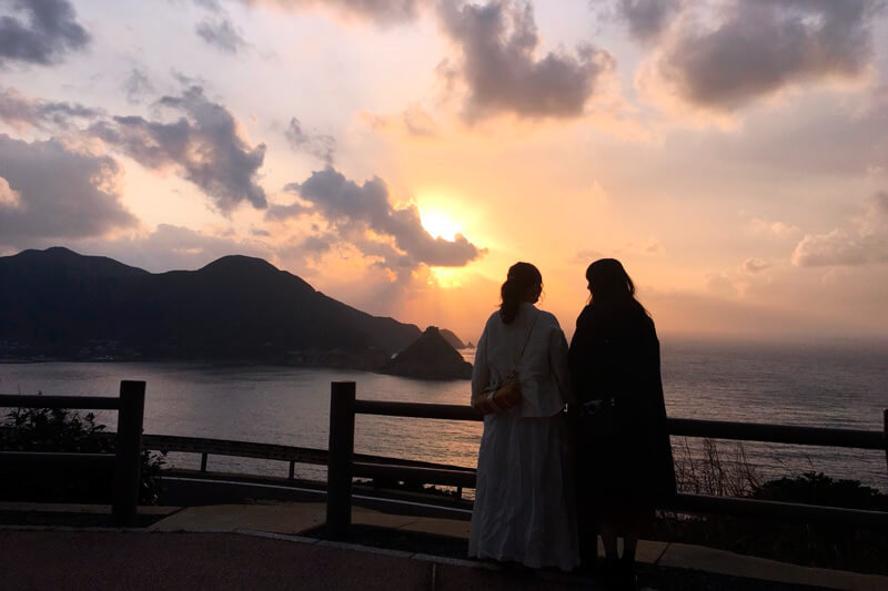 五島の美しい夕陽。左から山田菜々と藤江れいな ©TBS