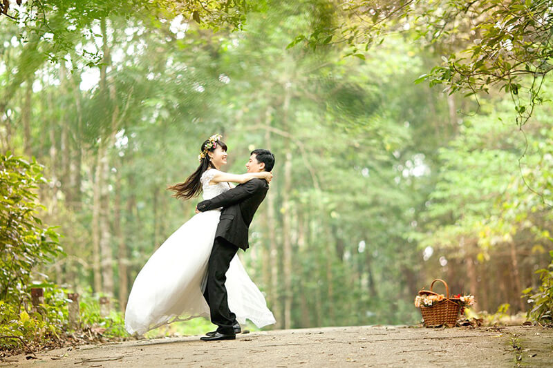 結婚したてのカップル