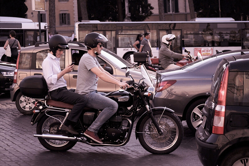 バイクに乗っけてもらうところ
