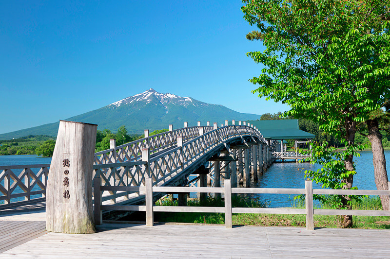 鶴がモチーフの日本一長い木造の三連太鼓橋、青森県「鶴の舞橋」で日本の絶景を感じよう