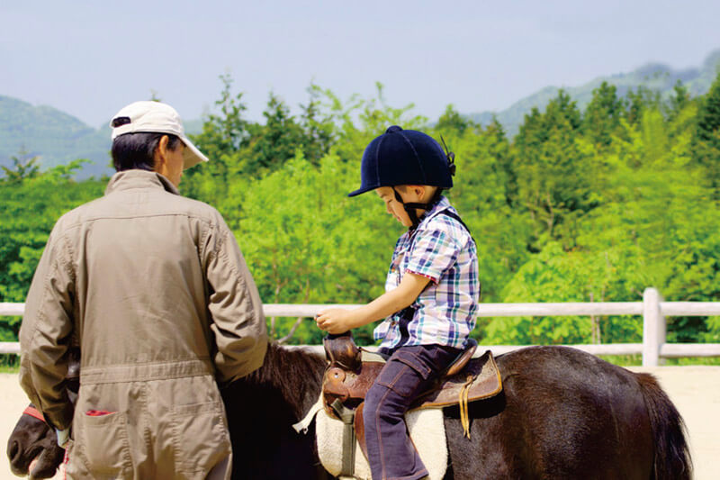 乗馬を体験する子供